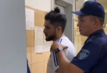 Полиция әнші Әбдіжаппар Әлқожаны қамауға алған сәттің видеосын жариялады