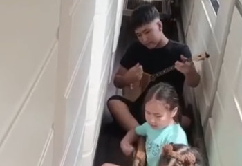 Жас таланттар жолаушыларды Домбыра күнімен құттықтады