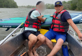 Четырех жителей ЗКО унесло ветром на реке Чаган