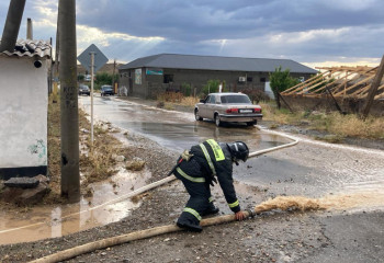 Сильный дождь привел к образованию склонового стока в Жанатасе