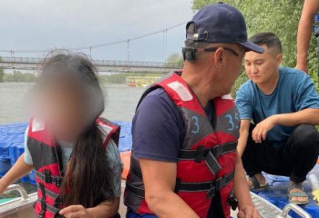 Оралда өзенге түскен 4 адамды жел ұшырып әкетіп, суға батып кете жаздады