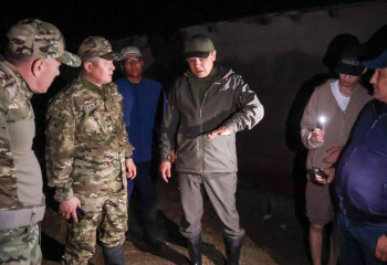 Ербол Карашукеев осмотрел подтопленные дома в Жанатасе