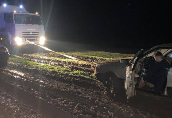 Спасатели вызволили из грязевого плена людей в Костанайской области