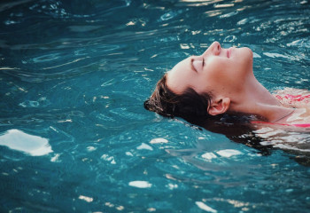 Бассейнге резеңке аяқкиімсіз барған әйел миллион теңге өндіріп алды