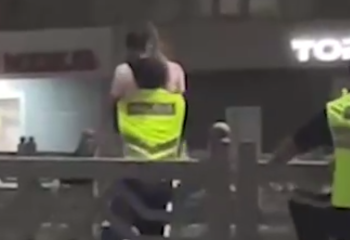 Девушку сняли с моста полицейские в Шымкенте