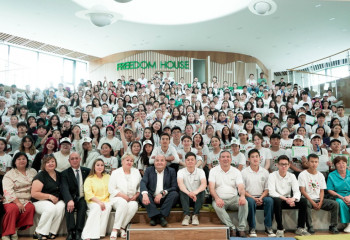 Қандас балаларға Димаш Құдайбергеннің қолтаңбасымен қойын дәптер тарту етілді