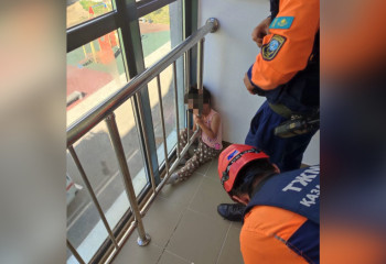 Голова ребенка застряла между перилами балкона в Астане