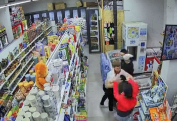 Астанада белгісіз ер адам әйелді дүкенде соққыға жықты