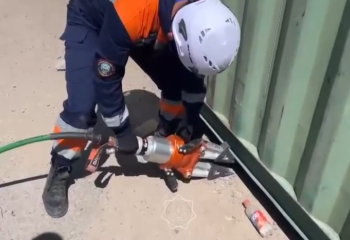 Вагон подняли спасатели в Конаеве, чтобы освободить застрявшую под контейнером собаку