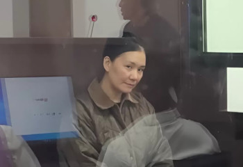 «Жастықпен былай тұншықтырдым». Екі баласын өлтірген әйелдің тергеу кезіндегі видеосы тарады