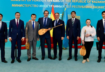 Именную домбру вручили Послу Испании