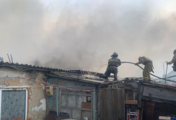 Пламя охватило крышу трех квартир в Костанае