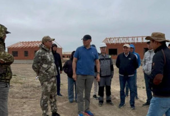 Қанат Шарлапаев Батыс Қазақстан облысында салынып жатқан нысандарды тексерді