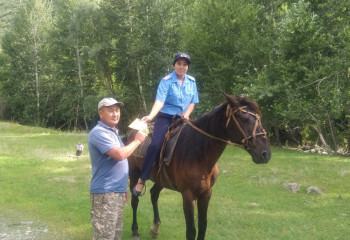 Спасатели на лошадях и мотоциклах провели профилактические работы в лесу района Улкен Нарын