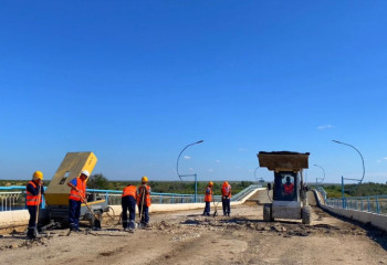 Ақтөбе облысында су тасқынан зақымданған көпір жөнделіп жатыр