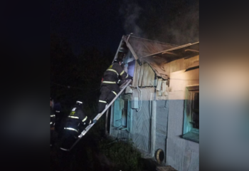 Спасатели успели вытащить жителя Усть-Каменогорска из загоревшегося дома