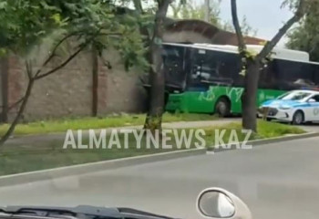 Алматыда жолаушылар автобусы тас қоршауға соғылды