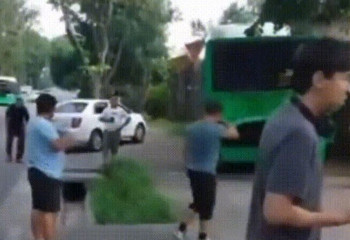 Алматыдағы автобус апаты: екі адам ауыр халде