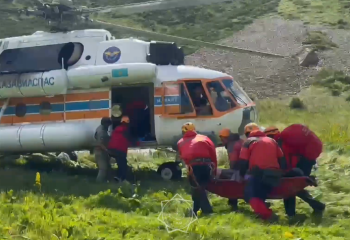 Сломавшую ногу в горах туристку спасатели эвакуировали на вертолете