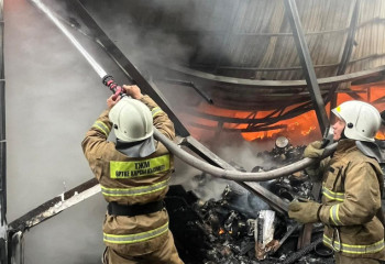 Крупный пожар на складе Алматы потушен