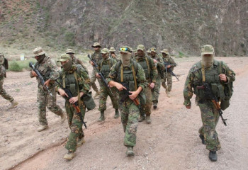 Уроки выживания в горной местности проводят казахстанские десантники для белорусских коллег