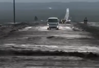 Из-за дождя на трассе в Алматинской области произошел склоновый сток