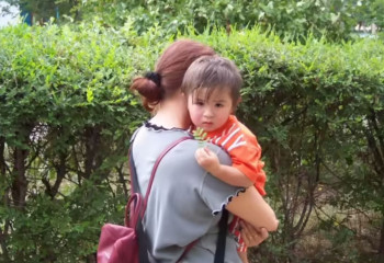 Бельгиялық Жәнібекті асырап алған анасы көз жұмды