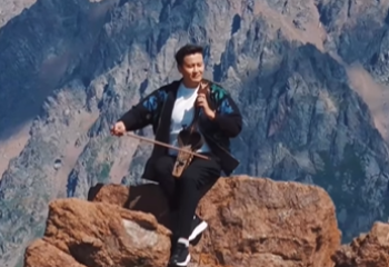 Кобызист Олжас Курманбек удивил Димаша Кудайбергена