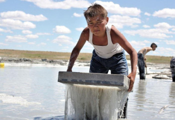 «Бауырына салу» фильмі кинотеатрларда көрсетіле бастады