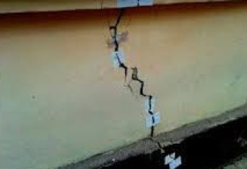 Новостройка в Актобе после сдачи в эксплуатацию покрылась трещинами и стала аварийной