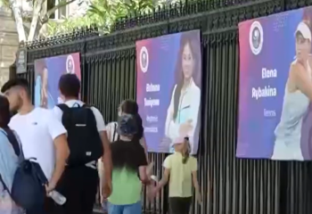 В Париже возле Триумфальной арки появились фотографии казахстанских спортсменов