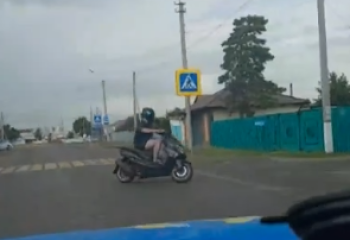 Водитель мопеда пытался сбежать от полицейских в Астане