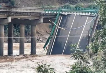 Қытайда көпір опырылып, 11 адам қаза тапты