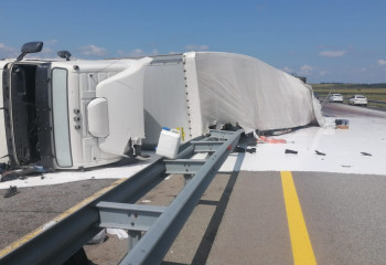 Фура с краской перевернулась на трассе «Астана-Петропавловск»