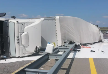 «Астана-Петропавл» тас жолында бояу тиелген фура аударылып қалды