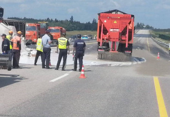 Более тысячи машин сопроводили полицейские в столицу из-за пролившегося на дороге клея
