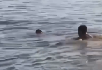 Сотрудник МЧС вытащил из воды тонущую девушку в Кызылординской области