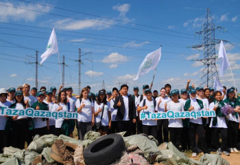 Елордалық жастар тұрғын алаптан бір тоннаға жуық қоқыс жинады