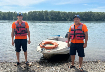 Тонущую в Иртыше женщину вытащили на берег спасатели МЧС