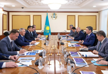 Kazakh PM Olzhas Bektenov discusses with Governor of Tyumen Region issues of cross-border and interregional cooperation