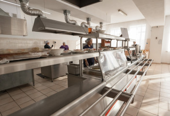 Аким Алматы объяснил госзакупки для школьных столовых по завышенным ценам