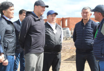 Канат Шарлапаев поручил мобилизовать все силы для своевременного завершения строительства домов в селе Ивановка