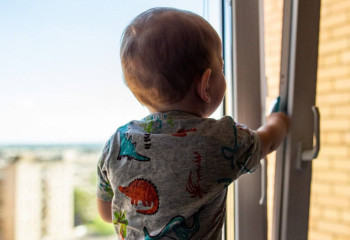 Астанада 3 жасар бала төртінші қабат терезесінен құлап түсті