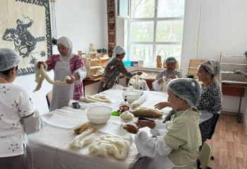 Маңғыстаулық әйел жерлестеріне киіз басуды үйретуде