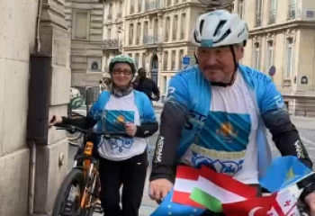 Агашка из Актау добрался до Парижа на велосипеде