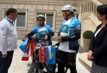 Маржықпаев Парижде танымал велосаяхатшы Рәббім Борашевпен кездесті