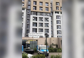 Астанада бес баланың анасы көпқабатты үйдің балконынан секіріп кетті