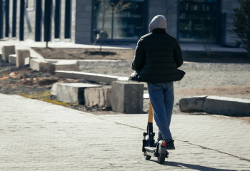 Алматыда самокат мінген баланы жүк көлігі қағып кетті