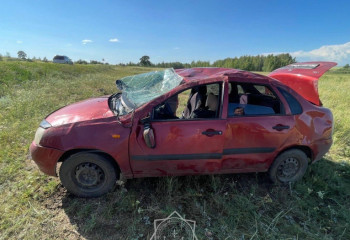 Спасатель вызволил из авто пострадавшую в ДТП женщину