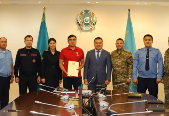 Волонтеру вручили медаль за активное участие в ликвидации последствий паводков